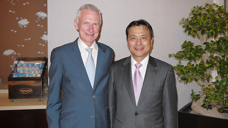 Former European Commission Directorate-General for Energy Phillip Lowe (left) with Mitsui COO Ishikawa, at the Ad Hoc Council dinner party