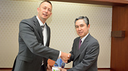 Executive Committee Member of RobecoSAM Mr. Daniel Wild (left) and Executive Vice President of Mitsui & Co. Masayuki Kinoshita with the trophy