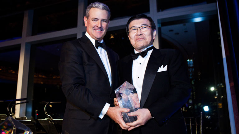 Anadarko CEO Al Walker (left) presents the award to Chairman Iijima