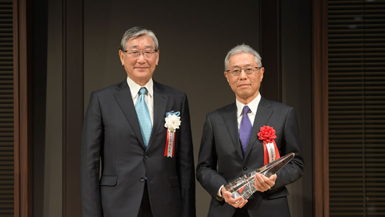 2021年12月21日に行われた表彰式にて、右から堀社長、日本IR協議会の泉谷会長