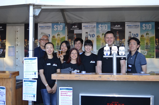 Mitsui Melbourne volunteers working at the bar