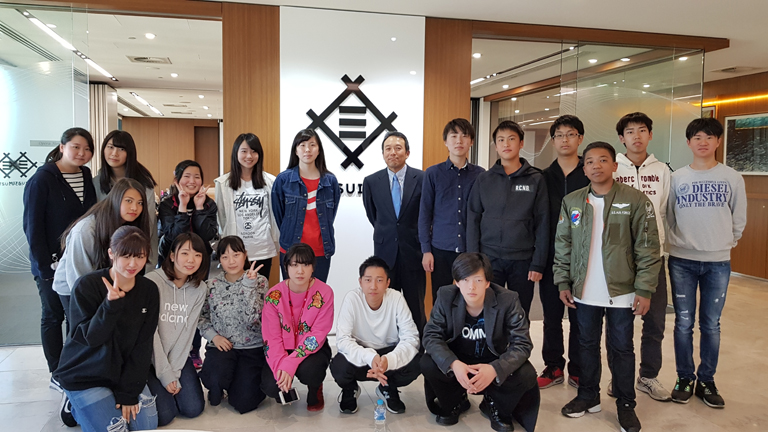 Keen-to-learn high school students with Masayuki Koyama in Sydney