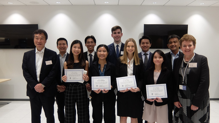 Mitsui & Co. (Australia) Executive Vice President and NCP Business Champion, Wendy Holdenson awarded students their certificates of completion