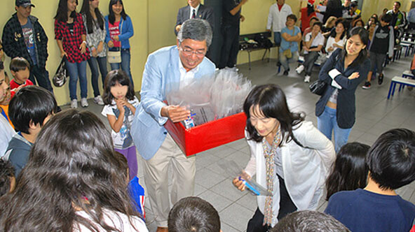 Mitsui Brasil President Fujii and his wife attend Kaeru Project Christmas party -  2011