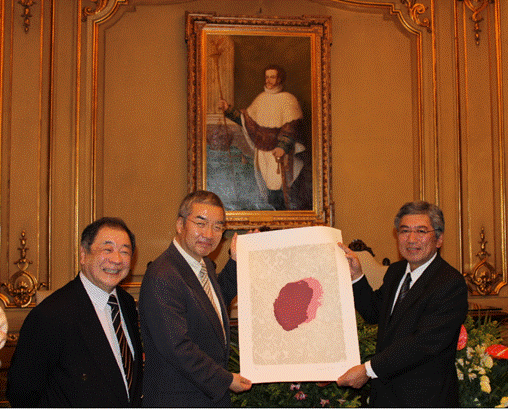 Da esquerda: Prof. Ninomiya da Faculdade de Direito da USP, Prof. Morigiwa da Universidade de Nagoya e Presidente Fujii da Mitsui & Co (Brasil) S.A.