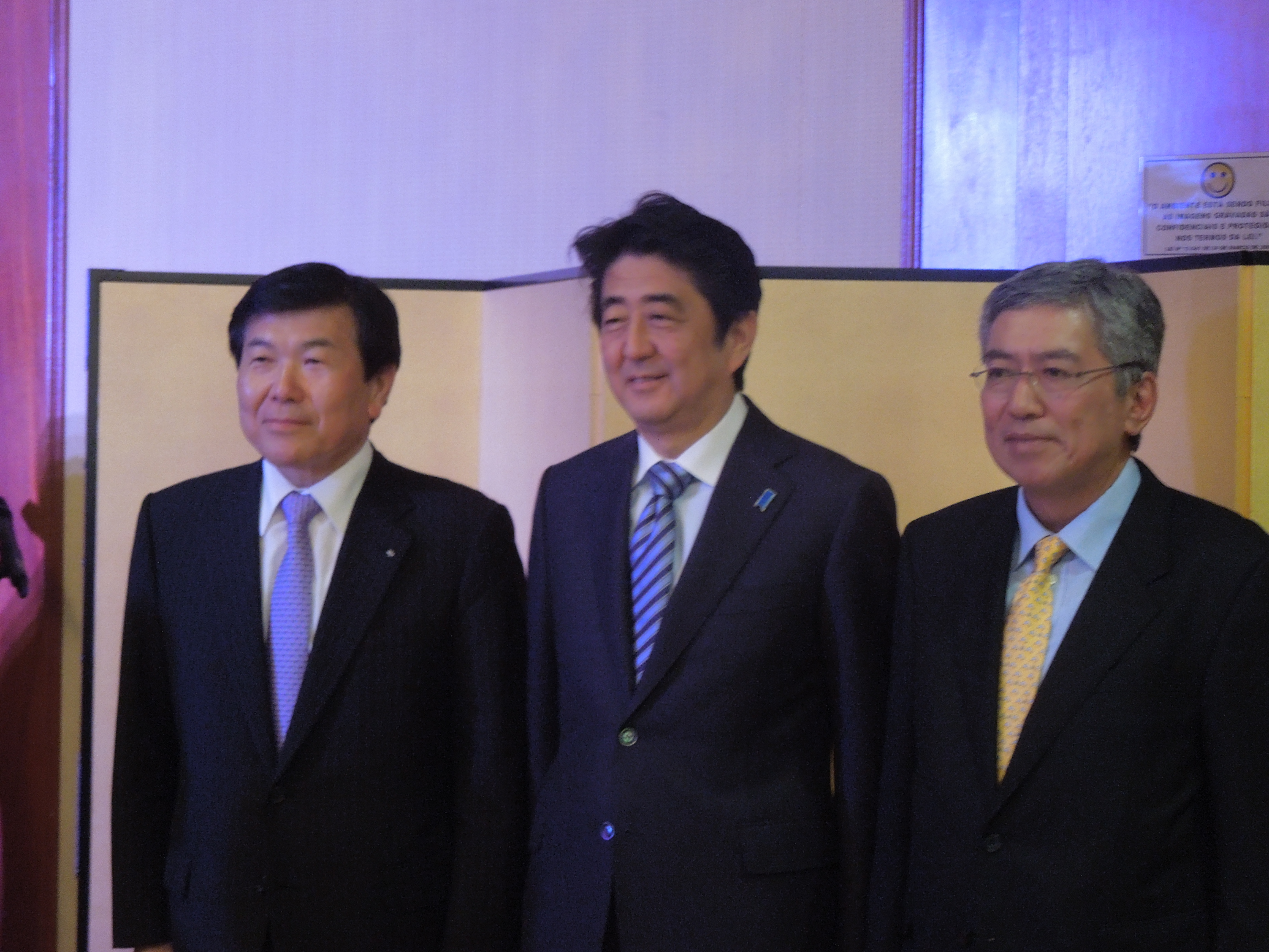 (De esquerda a direita: Presidente Global da Mitsui Iijima, Primeiro Ministro 
do Japão Abe, e Presidente da Mitsui Brasil Fujii )