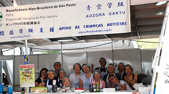 Funcionários da Mitsui Brasil participaram no Festival do Japão em São Paulo como PIPA voluntários -  2013