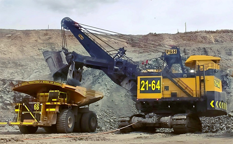 Left: A heavy dump truck supplied by KMMP, right: a 4100XPC super-large electric rope shovel supplied by KMCP (height: approx. 17 m)