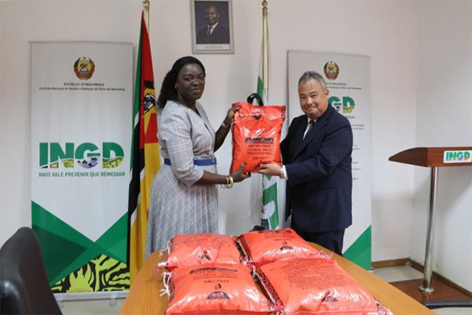 INGD President Luísa Meque (left) and Tetsuya Kusama, General Manager of Mitsui & Co. Europe Plc's Representative Office in Maputo, at the handover of donated food supplies for further distribution.