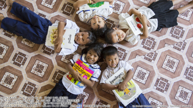 Children receiving the picture books