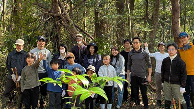 <Nature Study Programs> In addition to a series of programs from rice planting to brewing, we also conduct nature study programs to promote the restoration of the satoyama environment.