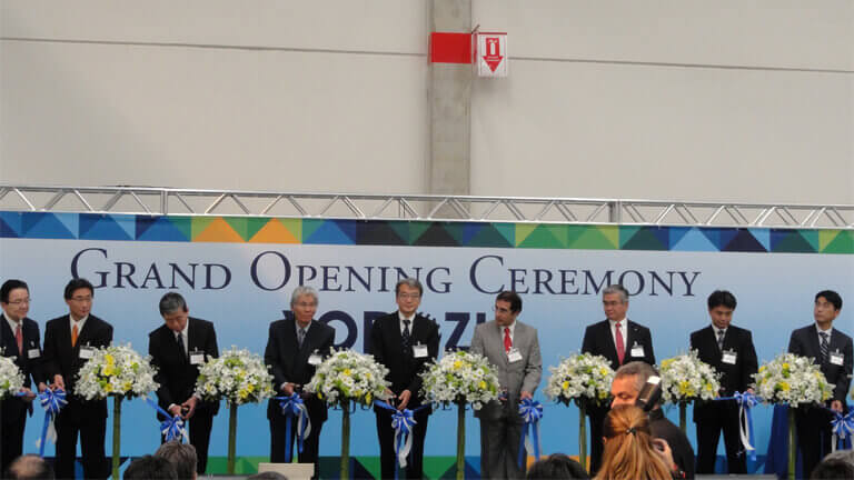 Cutting the tape at the plant opening ceremony. From left: Mitsui Brazil President Shinji Tsuchiya, YAB President Kiminobu Tokuyama, Honda South America President Isao Mizoguchi, Yorozu Chairman Akihiko Shido, Japanese Consul-General in Rio de Janeiro Tsuyoshi Yamamoto, Resende City Mayor José Renchuan Junior, Yorozu President Kazumi Sato, Nissan Motor Co. SAO's Akihiro Nakayama, and Nissan do Brasil Automóveis Plant Manager, Hitoshi Mano.