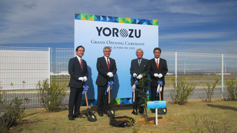 Commemorative tree planting. From left, Mitsui Brazil President Shinji Tsuchiya, Yorozu President Kazumi Sato, Yorozu Chairman Akihiko Shido, and YAB President Kiminobu Tokuyama