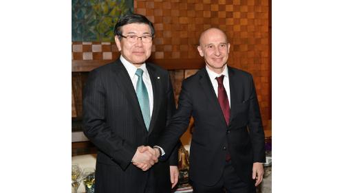 The presentation ceremony held at the Ambassador of the Republic of Italy to Japan's official residence on February 20, 2018