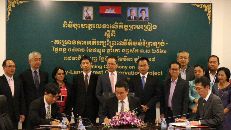 At the signing ceremony held in Phnom Penh on March 5, 2018. From left: Bunra Seng, Country Director, Conservation International Foundation, Cambodia, Chea Sam Ang, Director General, General Department for the Administration of Nature Conservation and Protection, Cambodia's Ministry of Environment and Takeshi Hokari, General Manager, New Energy Business Development Dept., Energy Business Unit II.