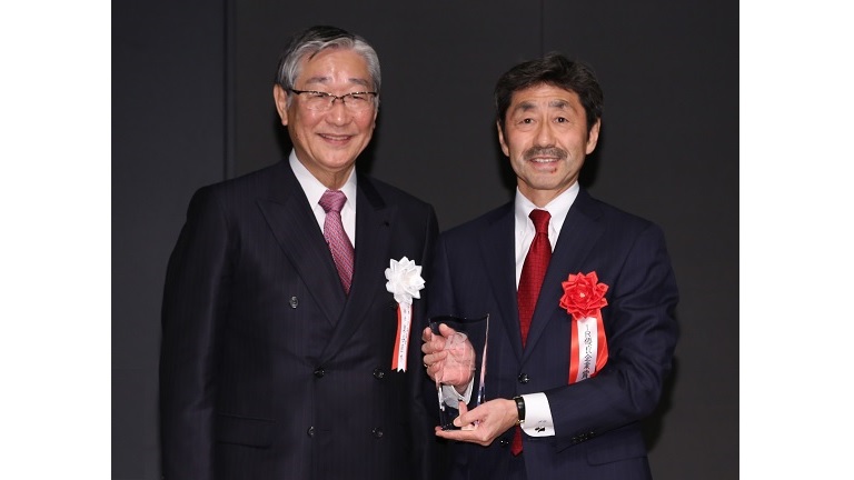 At the award ceremony on December 14, 2018. From the left: Japan Investor Relations Association Chairman Naoki Izumiya and Mitsui & Co. Representative Director, Executive Vice President and CAO Satoshi Tanaka