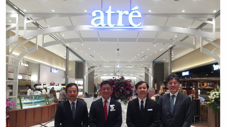 Commemorative photo taken prior to the press conference. From the left: Shingo Sato, Chief Operating Officer of Mobility Business Unit 1 at Mitsui & Co., Kohei Ito, General Manager of  Breeze Atre Nanshan, Toshiro Ichinose, President of Atre, Michihiro Nose of Genaral Manager of Transportation Project Division