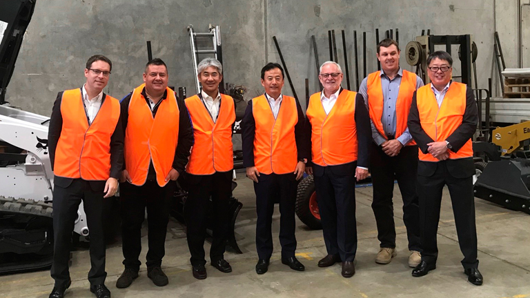 At the Position Partners warehouse in Sydney. From fourth from the left: Shingo Sato Chief Operating Officer of Mobility Business Unit I at Mitsui & Co., Ltd, Ian Petherbridge, Chairman of Position Partners, and Noboru Katsu, Chairman & CEO of Mitsui & Co. Australia Ltd. is the last person on the right.