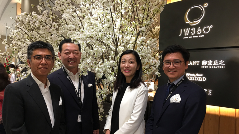 In front of the store. Back (from left): Toshio Omiyama, Managing Director of JRE GF Food Service, Shinichiro Shimada, Mobility Business Divisional Operating Officer, Asia Pacific Business Unit, Mitsui & Co. (Asia Pacific) Pte. Ltd., and Mie Miwa, General Manager of Life-style Business Development Headquarters and Executive Officer, East Japan Railway Company<br />
Front: Yasushi Shimizu, General Manager of the Transportation Project Division, Mitsui & Co., Ltd.