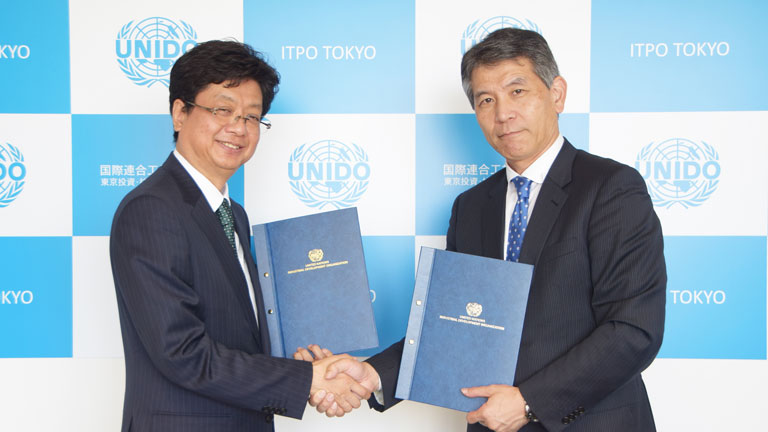 From left, UNIDO's Deputy to the Director General Hiroshi Kuniyoshi, Mitsui's Performance Materials Business Unit Chief Operating Officer Takeo Kato