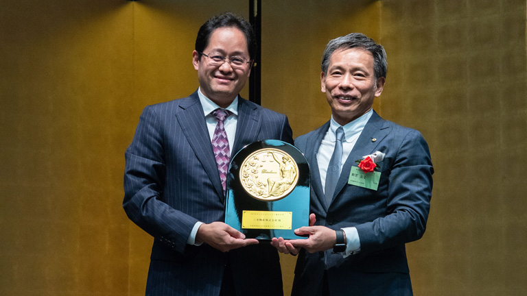 At the award ceremony. From left: Masaya Inamuro, General Manager, Investor Relations Division and Hiroyuki Shinshiba, Chairman, Securities Analysts Association of Japan