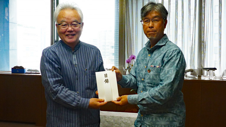From left, Moritake Tomikawa, Vice Governor of Okinawa Prefecture; Shinichi Hanamure, General Manager of Naha Branch, Mitsui & Co., Ltd.