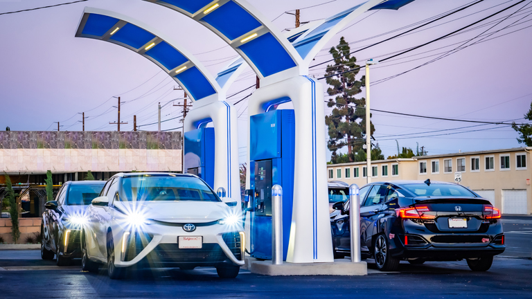 The world's first hydrogen station with four 70 MPa hydrogen filling dispensers, which launched operations in Fountain Valley, California (Photo credit: FEF)
