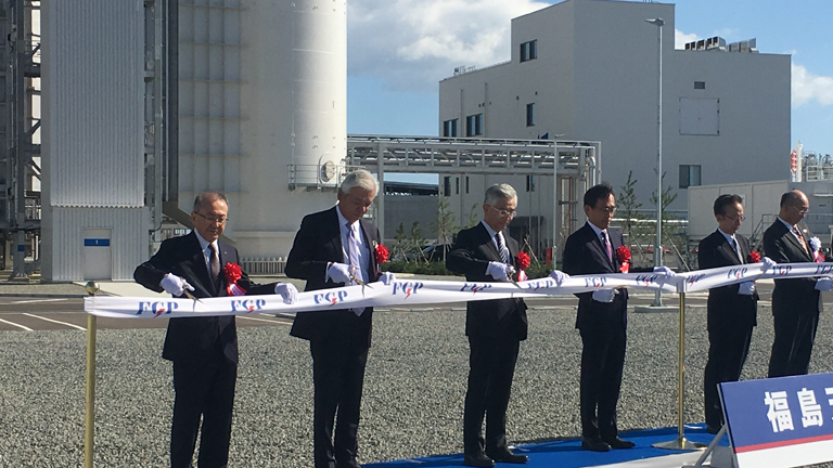 At the completion ceremony. 
From the left: Yutaka Fujii, President and Director at Hokkaido Electric Power, Masashi Fujii, President and Representative Director at Mitsubishi Gas Chemical, Tadashi Miyagawa, Executive Vice President at Osaka Gas, 
Yoshio Kometani, Senior Executive Managing Officer and CDIO at Mitsui, Masahiro Fujita, President and Representative Director, Chief Executive Office at Japan Petroleum Exploration, Yoshitaka Ishii, Representative Director at Fukushima Gas Power 
