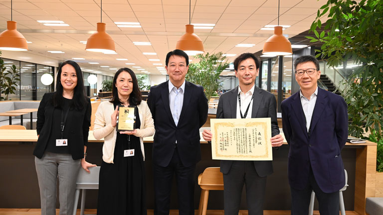 Representative Director, Executive Managing Officer Chief Human Resources Officer, Yoshiaki Takemasu (center), and project members.