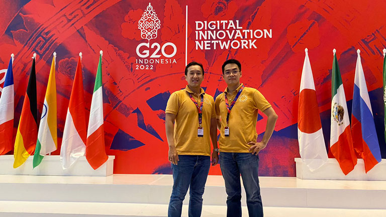 At the Digital Inovation Network event hosted by G20 (right: Eka Managing Director, left: Philip VP of Operation)