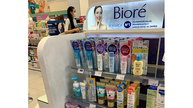 Display shelf at the Drugstore in Brasil