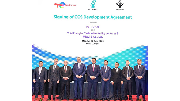 At the signing ceremony: TotalEnergies/CEO Patrick Pouyanne (center-left), PETRONAS/CEO Tengku Muhammad Taufik (center), Mitsui/SEMO Toru Matsui (center-right), MO Toru Iijima (right) and GM Yasuchika Maruyama (left)