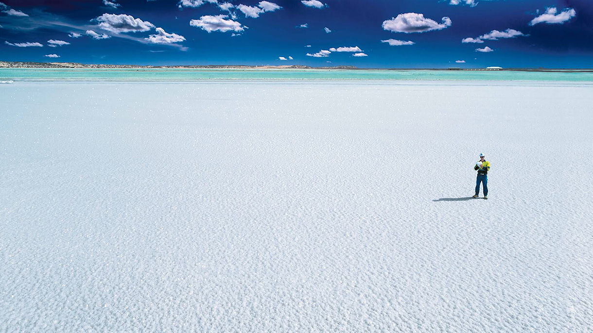 オーストラリアの塩田から暮らしに不可欠な塩を届ける