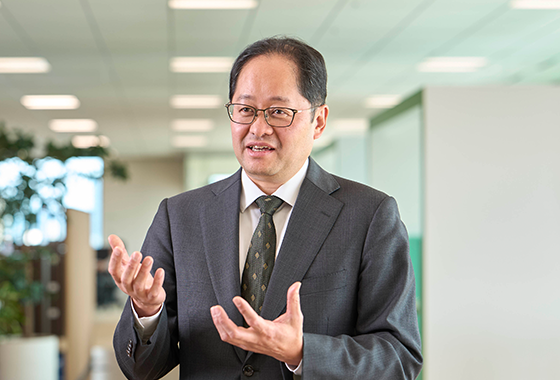 写真：代表取締役 副社長執行役員 稲室 昌也