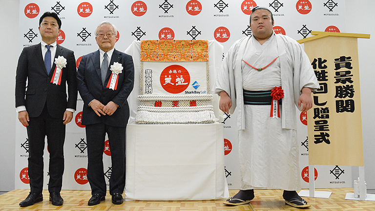 大相撲「貴景勝関」への化粧回し贈呈式を実施 大相撲「貴景勝関」への化粧回し贈呈式を実施