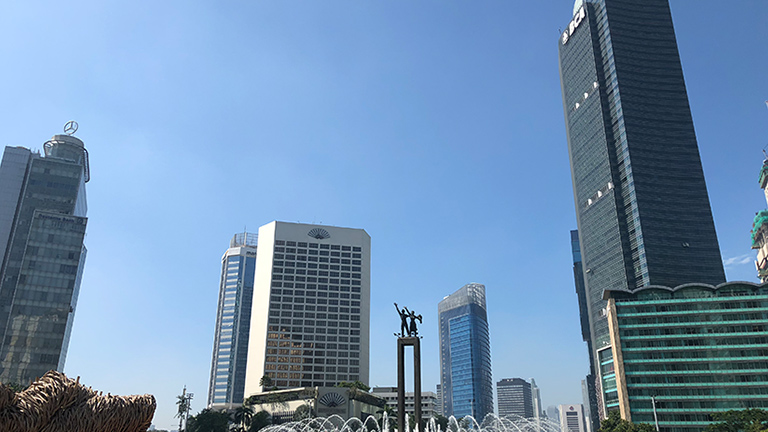 首都ジャカルタの中心地。右端に見える高層ビルにインドネシア三井物産株式会社と当社ジャカルタ事務所が入居している