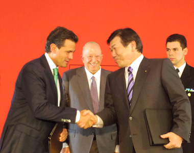 左からペニャニエトメキシコ大統領、ヘレル駐日メキシコ大使、飯島社長