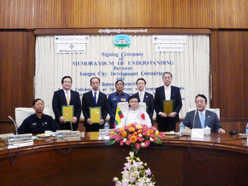 前列左から2人目ラ・ミン ヤンゴン市長、3人目沼田幹夫駐ミャンマー日本大使、後列左から1人目上田裕環境・新エネルギー事業部長