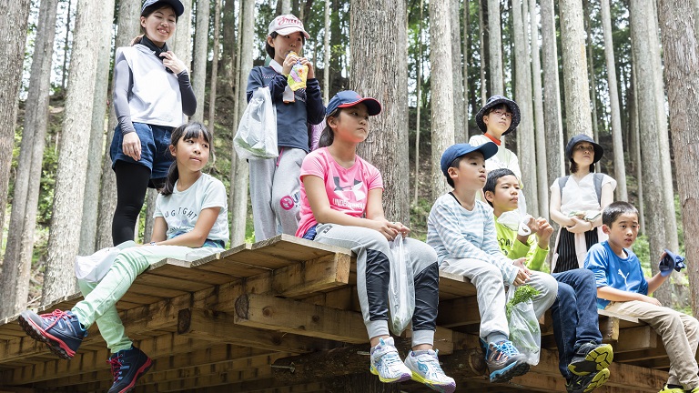 森のウッドデッキで五感をとぎすまします