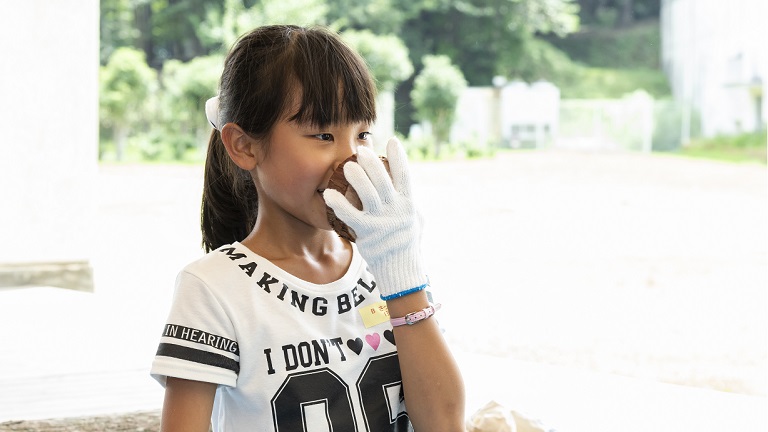 自分で伐った丸太の木片、良い香りに思わず鼻を近づけます