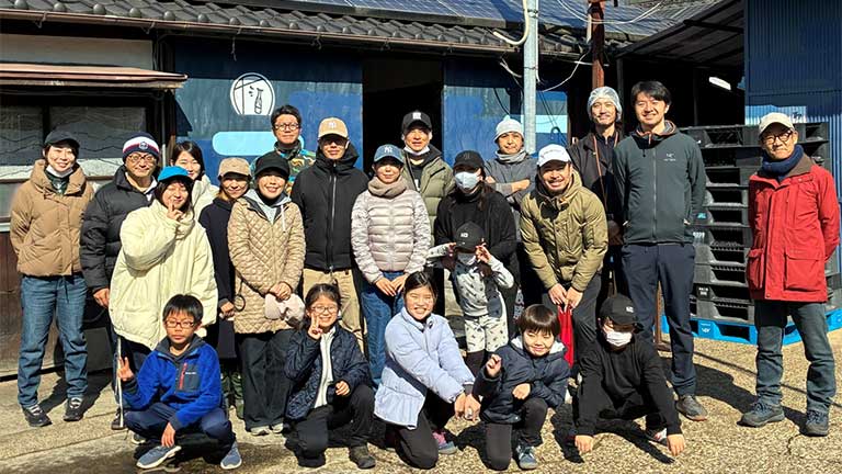 ＜仕込み＞秋に収穫した酒米を使い、茨城県取手市の造り酒屋（田中酒造店）でお酒を仕込みます。
