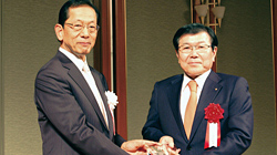 2014年12月11日に行われた表彰式にて、日本IR協議会の隅会長(左)と飯島社長