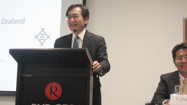 日本ニュージーランド経済人会議で講演する高橋豪州三井物産社長