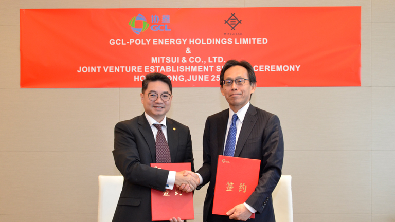 調印式で。左からGCL-Poly Investment社のCharles代表と三井物産の米谷プロジェクト本部長