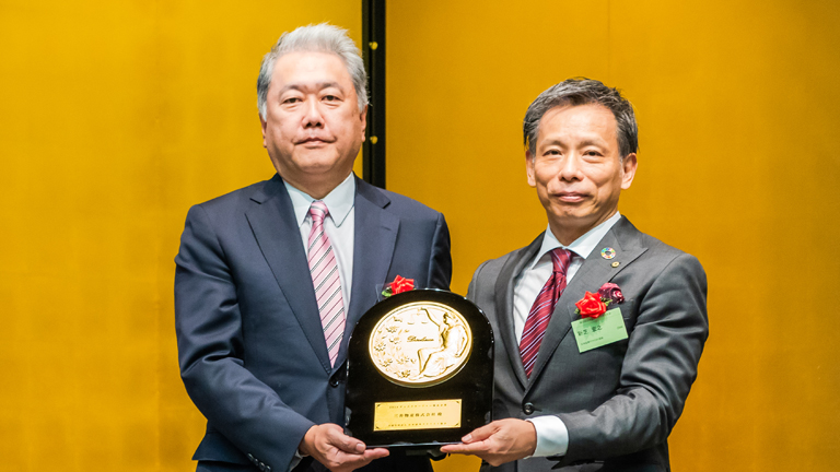 2018年10月12日に行われた表彰式で、日本証券アナリスト協会の新芝会長（右）と内田常務執行役員CFO