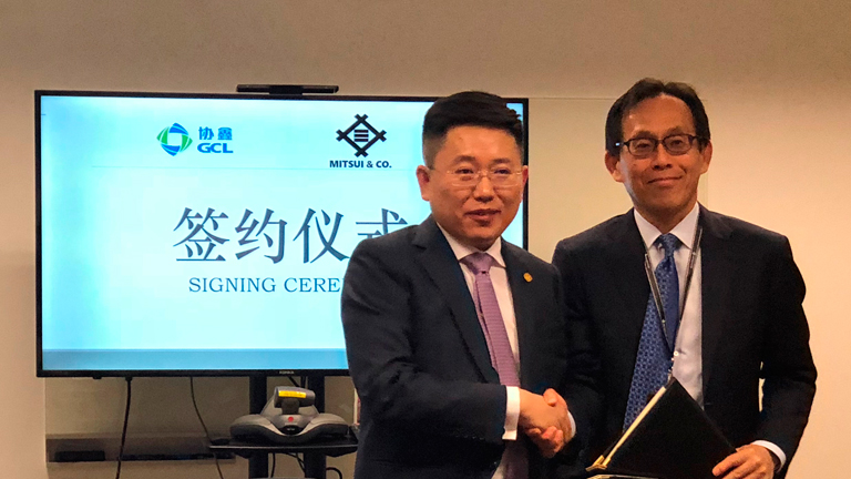 調印式で、GCLグループの朱鈺峰副董事長と三井物産の米谷プロジェクト本部長