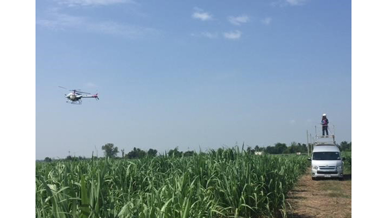 ヤマハ発動機のFazerが農場上空を飛行している様子