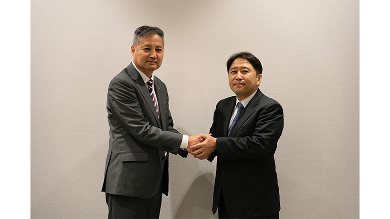 両社はDX推進に向け基本合意(左側:東北電力 大友DX推進部長 右側:三井物産 赤司ICT事業本部長)