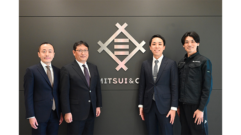 三井物産とEVERSTEEL創業者の調印式の様子