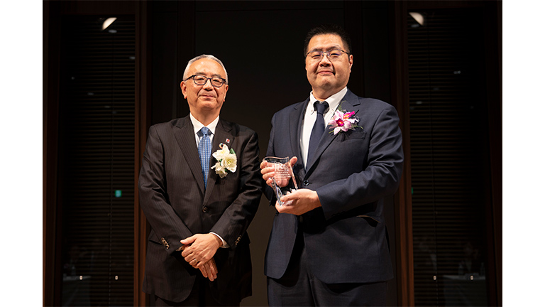 2025年12月19日に開催された表彰式の様子<br />
（右側：小西IR部長、左側：日本IR協議会 手代木会長）